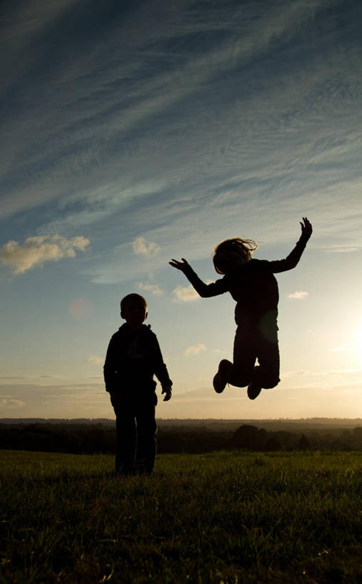 儿童,两个人,站,跳,举,竖图,室外,纯洁,日落,英国,美国,云,半空,休闲装,草,天空,托,可爱,乐趣,童年,童趣,摄影,北美,北美洲,享乐,美洲,剪影,童真,烂漫,无邪,北卡罗来纳州,北亚美利加洲,亚美利加洲,北卡罗来纳,焦油脚根之州,黑油鞋根之州,老北州,萨里市,天真,男孩,女孩,举起,举手,举着,向上举,向上伸,向上托,彩图,美利坚合众国,吉尔福德郡