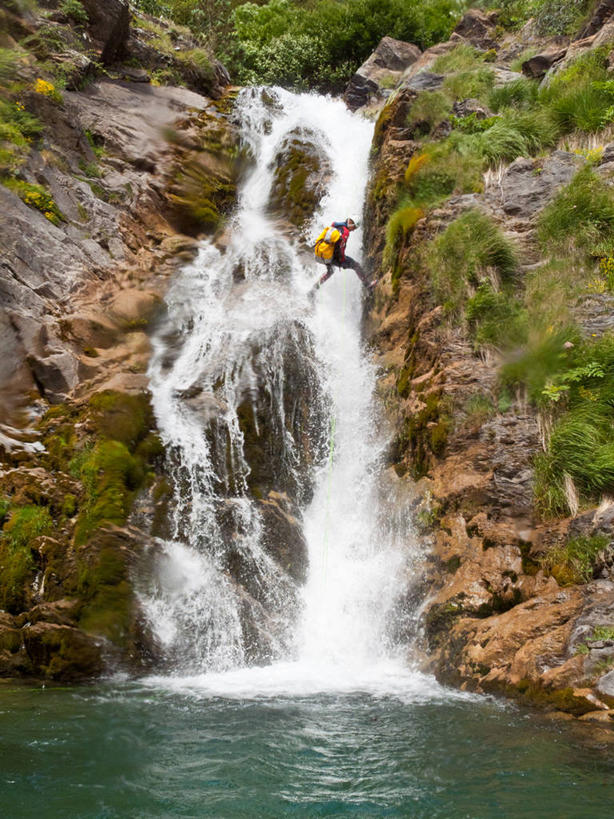竖图,室外,白天,长时间曝光,探险,美景,瀑布,水,植物,西班牙,景观,极限运动,自然,景色,摄影,灌木,岩层,自然风光,挑战,背包客,韦斯卡,自然地理,冒险,岩石,彩图