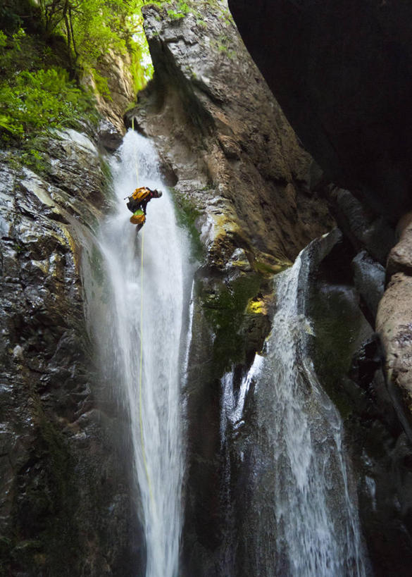 一个人,跳,竖图,室外,白天,美景,瀑布,西班牙,景观,流水,苔藓,拿着,休闲装,自然,绳子,景色,摄影,宁静,岩层,自然风光,沟壑,韦斯卡,冒险,岩石,彩图