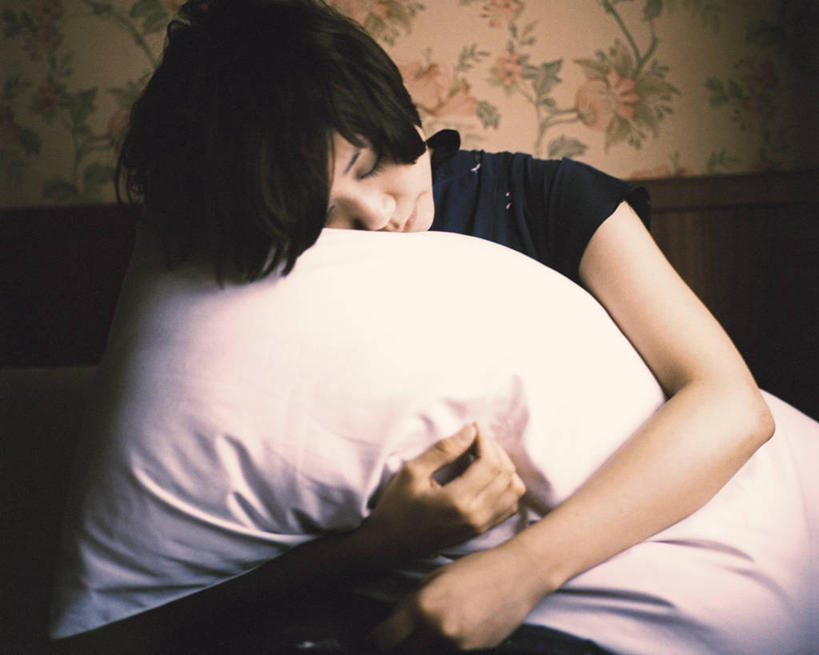 成年人,脸,头,脸颊,头发,一个人,横图,室内,白天,懒惰,台湾,仅一个年轻女性,仅一个女性,仅一个人,首都,拿着,休闲装,肩膀,黑色,枕头,思考,放松,摄影,台北,年轻女性,女人,女性,年轻人,头部,脸部,脸蛋,面部,睡觉,拥抱,彩图,短发,白日梦