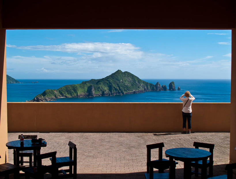 成年人,一个人,站,横图,室内,白天,海洋,美景,山,阳台,桌子,椅子,日光,日本,仅一个女性,景观,水平线,云,背面,天空,自然,景色,摄影,宁静,自然风光,鹿儿岛县,彩图