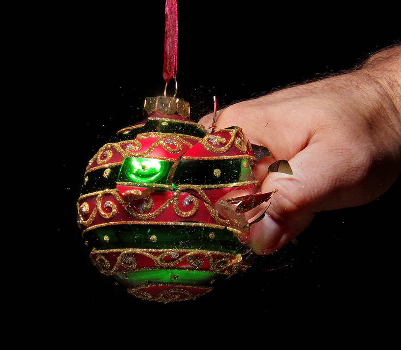 成年人,手,一个人,横图,特写,英国,圣诞节,仅一个男性,吊挂,悬挂,黑色背景,节日,庆祝,装饰,挂,破坏,文化,装饰品,一个,装饰物,庆典,颜色,人体,摄影,单个,纪念,华丽,修饰,部分,点缀,脆弱,饰物,毁灭,衬托,美观,雅致,雅观,诺丁汉,拳头,彩图,影棚拍摄