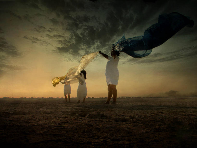 成年人,三个人,站,举,横图,室外,自由,风,纺织品,墨西哥,地形,云,自然,黄昏,托,摄影,宁静,拉丁美洲,哈利斯科州,举起,举手,举着,向上举,向上伸,向上托,彩图