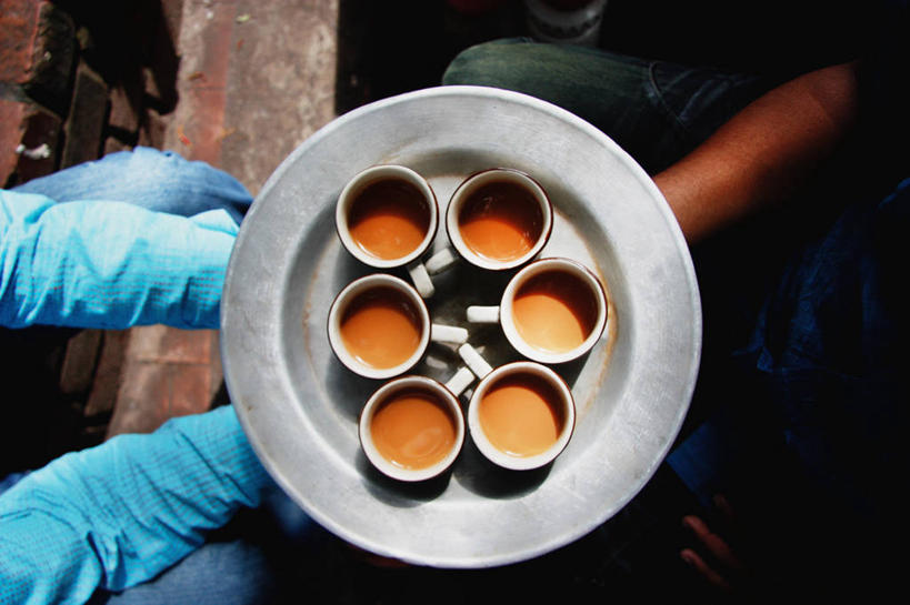 成年人,手,两个人,坐,横图,俯视,室外,白天,友谊,分享,孟加拉国,亚洲,首都,餐盘,拿着,休闲装,砖墙,饮食,人体,摄影,部分,南亚,孟加拉人民共和国,达卡,茶杯,彩图,高角度拍摄,给予