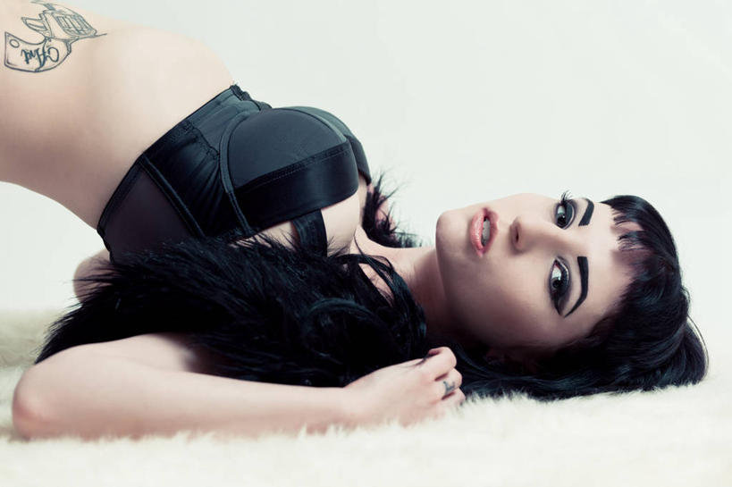 成年人,脸,头,脸颊,一个人,躺,横图,特写,白色背景,时尚,性感,英国,仅一个年轻女性,仅一个女性,仅一个人,首都,休闲装,伦敦城,肩膀,彩妆,个性,摄影,肖像,时装模特,尤物,年轻女性,女人,女性,年轻人,头部,脸部,脸蛋,面部,彩图,影棚拍摄