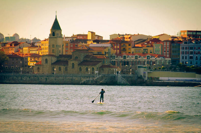 冲浪,一个人,教堂,横图,室外,海洋,水,建筑,西班牙,冲浪板,房屋,黄昏,波浪,摄影,桨,基督教,万里无云,阿斯图里亚斯,冒险,彩图,希洪