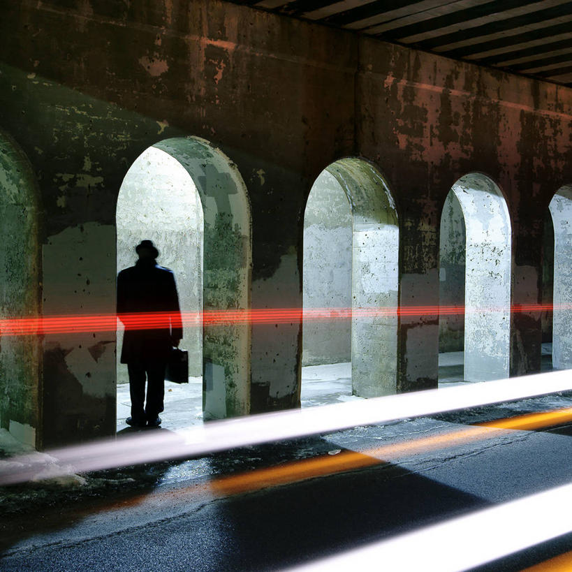 西方人,成年人,中年人,一个人,站,方图,室外,夜晚,长时间曝光,神秘,建筑,街道,欧洲,非洲,美国,黑人,欧洲人,仅一个男性,仅一个人,仅一个中年男性,公文包,拱门,背面,摄影,尾灯,照亮,剪影,男人,男性,中年男性,非洲人,彩图