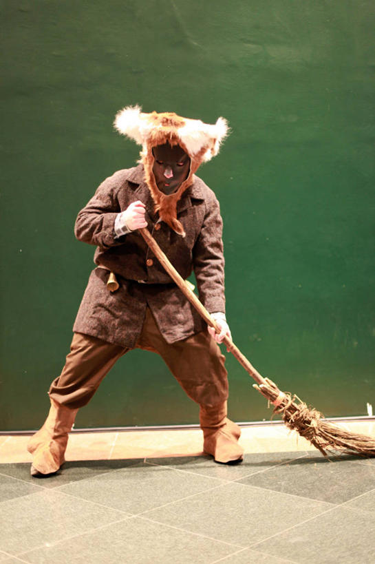 成年人,一个人,竖图,室外,正面,西班牙,仅一个男性,扫帚,拿着,遮,遮掩,摄影,打扫,幽默,掩盖,遮挡,遮盖,掩饰,技能,阿斯图里亚斯,彩图,传统服装