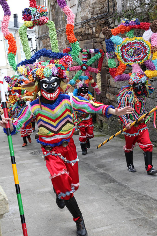 跑,竖图,室外,白天,西班牙,狂欢节,表演,庆祝,拿着,遮,遮掩,摄影,手杖,掩盖,遮挡,遮盖,掩饰,加利西亚,彩图