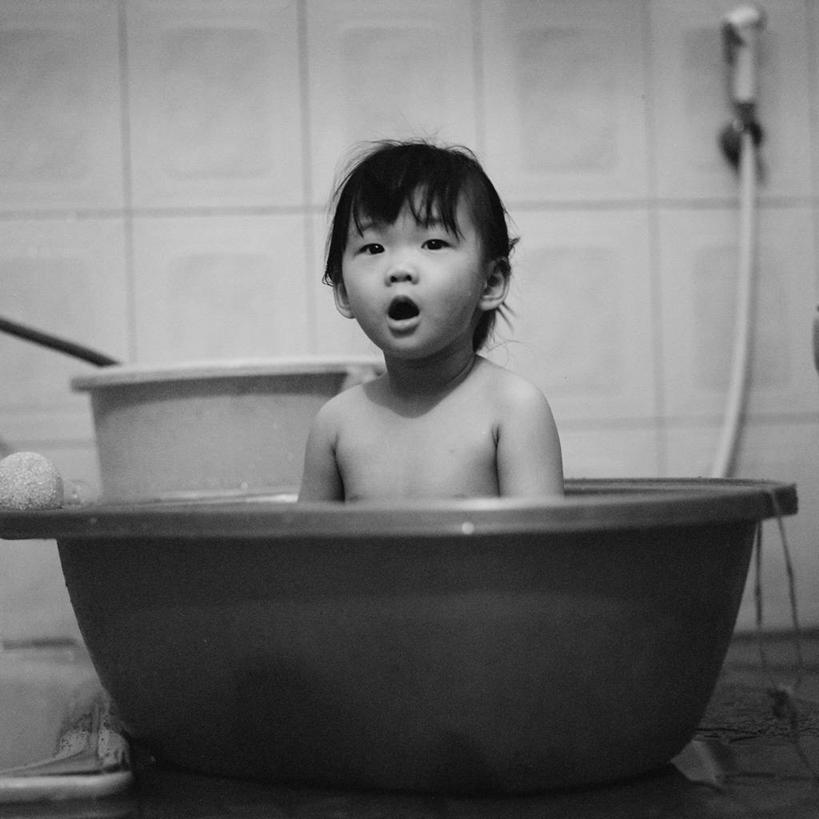 婴儿,儿童,一个人,方图,黑白,室内,白天,纯洁,印度尼西亚,仅一个人,裸露,小孩,张嘴,可爱,童年,摄影,活泼,卫生,宝宝,裸,张大嘴巴,纯真,烂漫,无邪,迷惑,西爪哇,伶俐,天真,亚洲人,中国人,孩子,张开嘴,洗涤,半身,婴儿浴盆,万隆