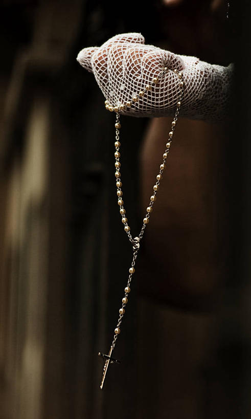 手,一个人,竖图,室内,白天,西班牙,十字架,拿着,格拉纳达,手套,人体,摄影,宗教,部分,基督教,念珠,灵性,念佛珠,数珠,诵珠,彩图,玫瑰经,圣母圣咏