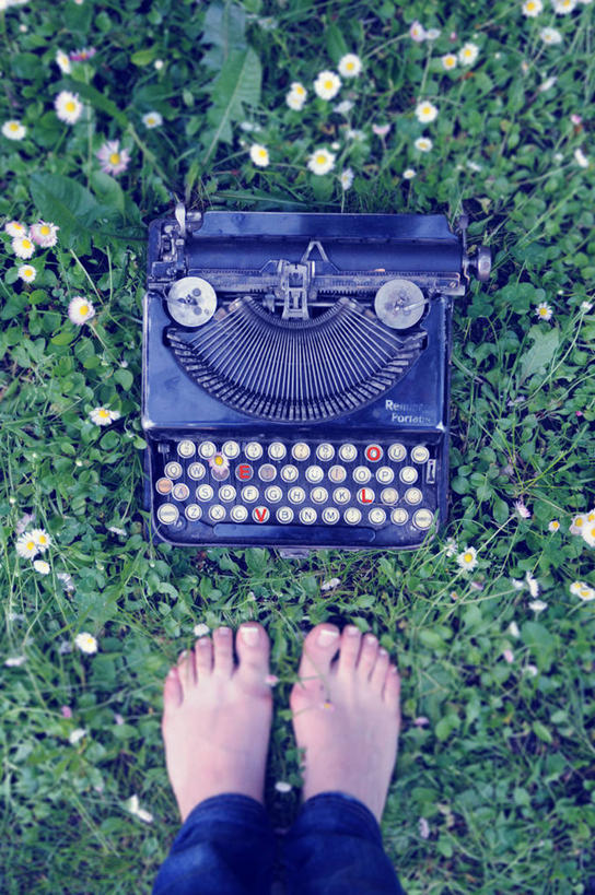 一个人,站,竖图,俯视,室外,白天,通讯,罗马尼亚,草,花,赤脚,人体,摄影,古董,怀旧,打字机,足,彩图,高角度拍摄