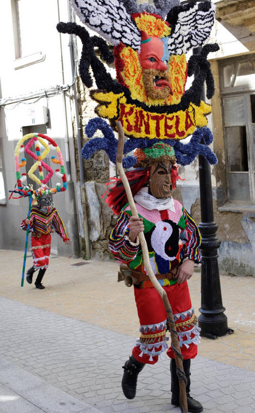 成年人,两个人,竖图,室外,白天,街道,西班牙,狂欢节,庆祝,拿着,摄影,阿斯图里亚斯,步行,彩图,传统服装,萨莫拉