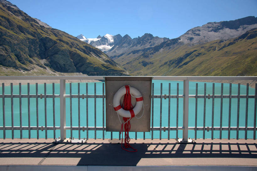 游泳,无人,栏杆,横图,室外,白天,山脉,瑞士,阴影,救生圈,塑料,水坝,自然,塑料制品,游泳圈,运输,摄影,充气,保护,救生,阿尔卑斯山脉,万里无云,水力发电,泅水,瓦莱斯州,彩图