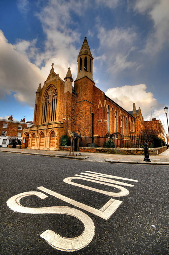 无人,教堂,竖图,室外,白天,通讯,建筑,街道,路灯,英国,欧洲,伦敦,文字,云,首都,单词,摄影,宗教,指导,英文字母,基督教,西欧,大不列颠,交通标志,大不列颠及北爱尔兰联合王国,大不列颠及爱尔兰联合王国,雾都,大写字母,肯辛顿.切尔西区,彩图,大不列颠王国,大英帝国,联合王国,日不落帝国