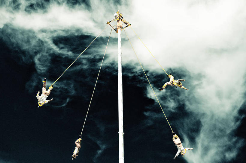 成年人,四个人,横图,室外,夜晚,仰视,风险,团队,墨西哥,表演,吊挂,悬挂,摇摆,云,挂,杆,天空,绳子,摄影,拉丁美洲,普埃布拉州,墨西哥文化,技能,危险,彩图,低角度拍摄