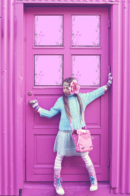 儿童,头发,一个人,竖图,室外,白天,正面,毛衣,时尚,纯洁,门,鞋子,仅一个女性,仅一个人,关闭,拿着,袜子,小孩,粉色,仅一个小孩,金色,可爱,童年,童趣,摄影,零钱包,封闭,童真,烂漫,无邪,连指手套,天真,女孩,女人,女性,孩子,长发,彩图,女生