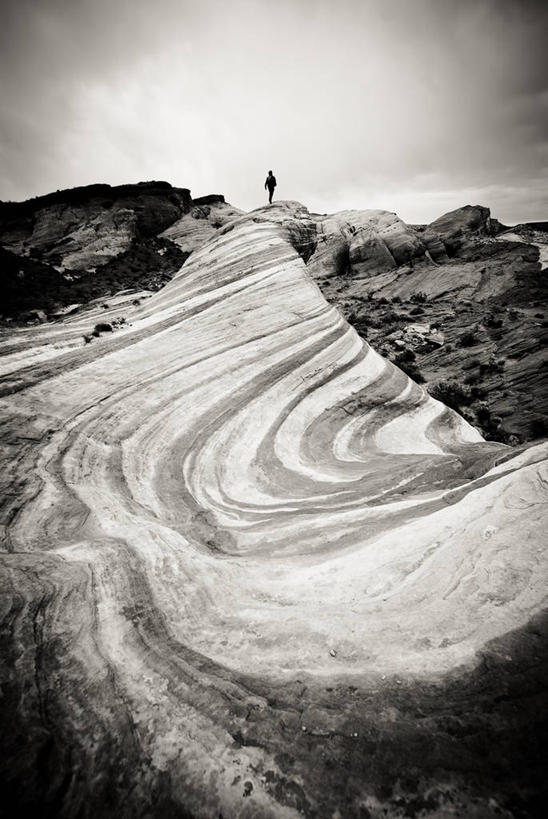 一个人,竖图,黑白,室外,白天,美国,山谷,自然,摄影,宁静,岩层,内华达州,州立公园,地质学,自然地理,岩石,彩图