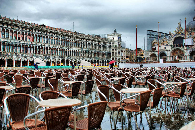 广场,横图,室外,白天,雨,多云,桌子,建筑,椅子,意大利,威尼斯,许多,湿,丰富,天气,很多,地标建筑,摄影,意大利文化,威尼托大区,圣马克广场,露天咖啡馆,彩图