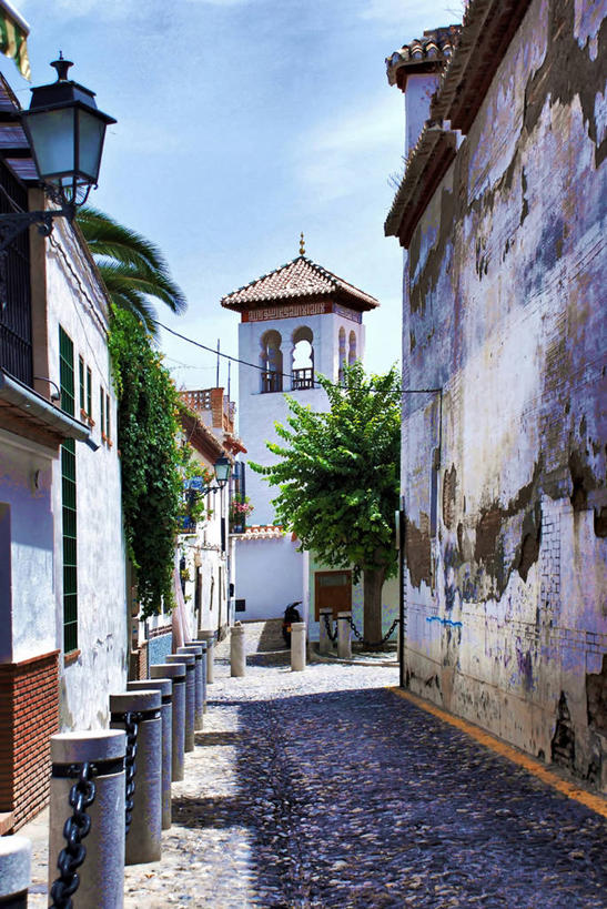 无人,竖图,室外,白天,城市,道路,建筑,街道,路,路灯,公路,西班牙,阴影,云,交通,格拉纳达,树,天空,自然,摄影,安达路西亚,系船柱,马路,彩图,巷