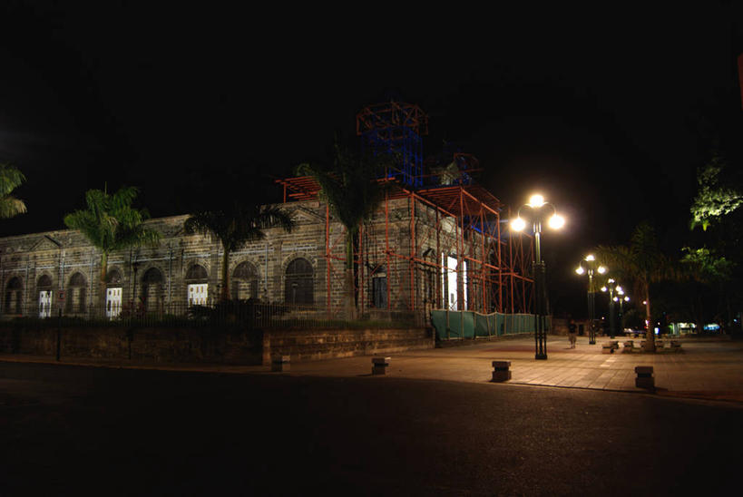 无人,教堂,横图,室外,夜晚,建筑业,建筑,路灯,哥斯达黎加,脚手架,树,摄影,宗教,照亮,北美,北美洲,基督教,修复,美洲,首府,北亚美利加洲,亚美利加洲,哥斯达黎加共和国,彩图,阿拉胡埃拉省,阿拉胡埃拉