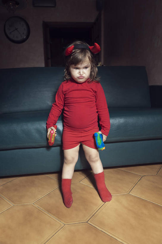 西方人,儿童,一个人,站,竖图,室内,白天,纯洁,沙发,西班牙,欧洲,巴塞罗那,欧洲人,仅一个女性,仅一个人,生气,拿着,小孩,仅一个小孩,可爱,童年,童趣,摄影,悲伤,起居室,伤心,难过,玩具枪,肖像,恶魔,童真,烂漫,无邪,悲哀,哀痛,悲戚,悲痛,天真,女孩,女人,女性,白种人,孩子,彩图,女生,幼儿