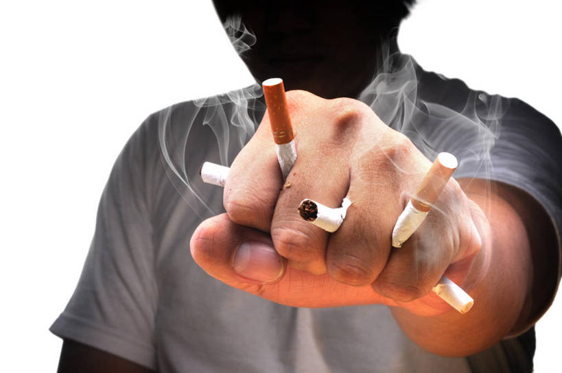 成年人,一个人,横图,特写,白色背景,正面,香烟,马来西亚,仅一个男性,拿着,休闲装,破坏,烟,决定,力量,摄影,决心,彭亨州,拳头,彩图,影棚拍摄