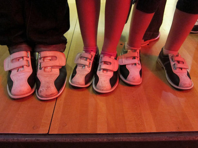 腿,四个人,横图,室内,运动,建材,地板,建筑,英国,并排,材料,木板,木材,地面,木地板,木柴,人体,摄影,建造,木料,部分,四肢,硬木,彩图,保龄球鞋