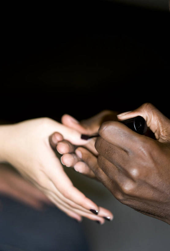 成年人,手,两个人,竖图,室内,特写,化妆,美国,准备,指甲油,修指甲,人体,摄影,部分,美化,男人,女人,手牵手,彩图