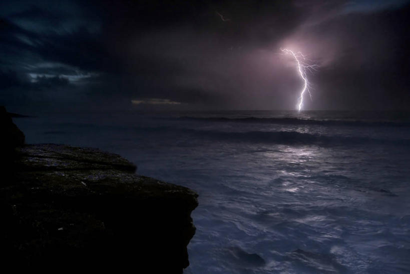 无人,横图,室外,夜晚,海洋,闪电,葡萄牙,乌云,云,天气,天空,自然,波浪,摄影,照亮,打雷,雷,雷雨,岩石,打闪,彩图,线状闪电