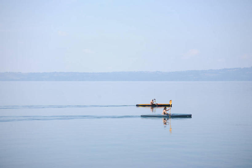 划船,两个人,横图,室外,白天,船,意大利,波纹,反射,水平线,木船,首都,蓝色,自然,交通工具,运输,摄影,宁静,舟,载具,独木舟,万里无云,独木船,荡舟,彩图
