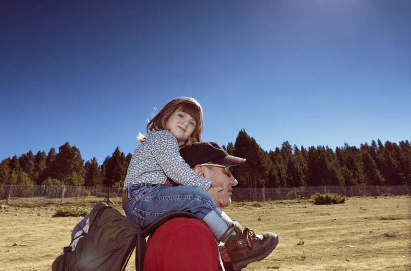 西方人,儿童,成年人,中年人,背,两个人,家庭,父亲,女儿,横图,室外,白天,侧面,旅游,度假,纯洁,草地,西班牙,欧洲,欧洲人,行人,游客,游人,娱乐,路人,旅客,小孩,背着,享受,休闲,温暖,温馨,一家人,放松,可爱,童年,童趣,摄影,和睦,童真,烂漫,无邪,万里无云,背负,莱里达省,过客,无忧无虑,天真,女孩,女性,中年男性,白种人,孩子,彩图,融洽,晕影