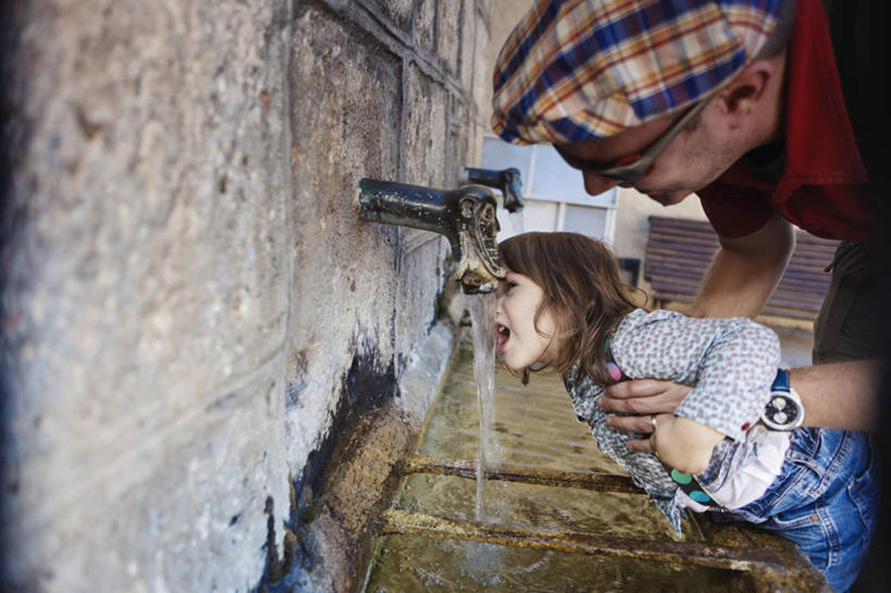 西方人,儿童,成年人,中年人,两个人,家庭,父亲,女儿,横图,室外,白天,旅游,纯洁,西班牙,欧洲,欧洲人,行人,游客,游人,喝,干燥,水龙头,墙,饮用水,路人,旅客,小孩,冷饮,温暖,温馨,一家人,可爱,童年,童趣,摄影,协助,和睦,童真,烂漫,无邪,口渴,莱里达省,过客,天真,女孩,女性,中年男性,白种人,孩子,半身,彩图,融洽,晕影