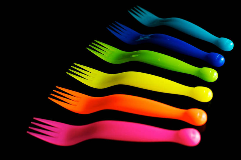 无人,横图,彩虹,餐具,黑色背景,塑胶,塑料,塑料制品,童年,摄影,简单,进餐用具,烹调用具,彩图,影棚拍摄