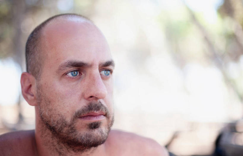 成年人,中年人,脸,头,眼睛,脸颊,秃头,一个人,横图,室外,特写,白天,正面,意大利,仅一个男性,仅一个人,仅一个中年男性,裸露,肩膀,蓝色,思考,摄影,裸,男人,男性,中年男性,头部,光头,无发,脸部,脸蛋,面部,彩图,胡茬