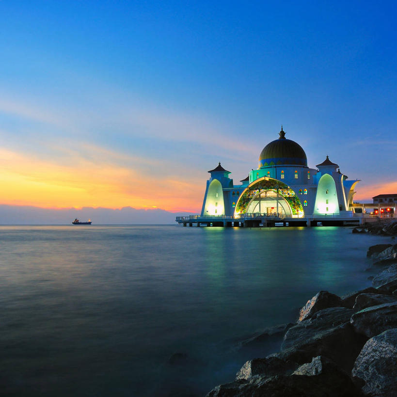 无人,方图,室外,海洋,城市,建筑,船,马来西亚,首都,历史,天空,黄昏,摄影,宗教,照亮,伊斯兰教,圆顶建筑,清真寺,马六甲海峡,马六甲州,斯里巴加湾,岩石,彩图