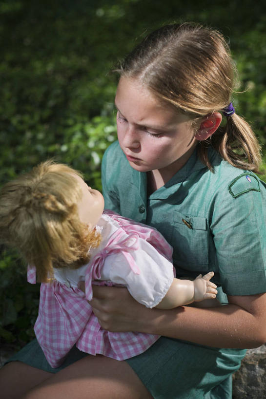 西方人,儿童,头发,一个人,竖图,俯视,室外,白天,纯洁,玩具,日光,欧洲,美国,欧洲人,仅一个女性,仅一个人,娃娃,拿着,休闲装,草,一个,小孩,绿色,看,仅一个小孩,金色,可爱,童年,童趣,摄影,单个,马尾辫,北美,北美洲,德克萨斯州,美洲,童真,烂漫,无邪,德克萨斯,得州,德州,得克萨斯州,孤星之州,首府,北亚美利加洲,亚美利加洲,沃思堡,天真,女孩,女人,女性,白种人,孩子,彩图,高角度拍摄,塔兰特县,美利坚合众国,女生