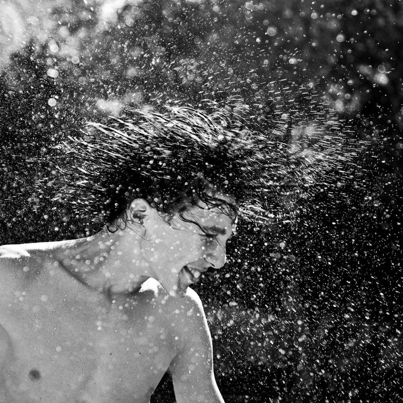 西方人,儿童,脸,头,脸颊,头发,一个人,微笑,方图,黑白,室外,白天,满意,幸福,纯洁,水,西班牙,欧洲,欧洲人,仅一个男性,仅一个人,湿,溅,水滴,首都,裸露,肩膀,小孩,黑色,仅一个小孩,马德里,可爱,童年,童趣,摄影,享乐,摇头,裸,童真,烂漫,无邪,恶作剧,甩动,天真,男孩,男人,男性,白种人,孩子,头部,脸部,脸蛋,面部,甩,男生