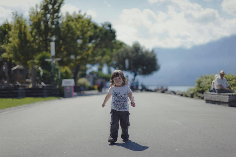 西方人,儿童,一个人,公园,横图,室外,白天,纯洁,骄傲,瑞士,欧洲,欧洲人,小路,休闲装,树,小孩,可爱,童年,童趣,摄影,童真,烂漫,无邪,沃州,天真,女孩,白种人,孩子,休闲活动,步行,彩图