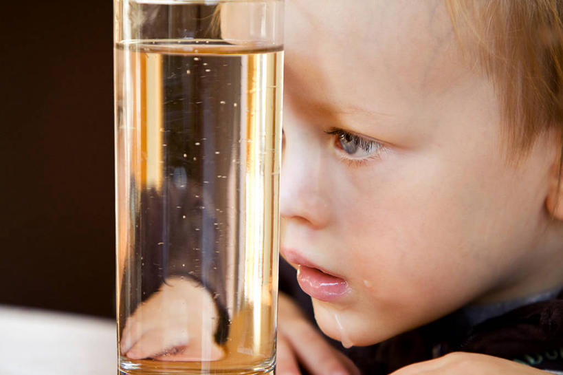 西方人,儿童,脸,头,脸颊,头发,一个人,横图,室内,特写,白天,纯洁,法国,欧洲,欧洲人,仅一个男性,仅一个人,透明,反射,肩膀,小孩,泡泡,冷饮,纯净水,看,仅一个小孩,金色,可爱,童年,童趣,凝视,摄影,部分,专心,童真,烂漫,无邪,唾液,天真,男孩,男人,男性,白种人,孩子,头部,脸部,脸蛋,面部,彩图,男生,好奇心