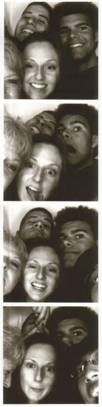 西方人,成年人,中年人,老年人,头发,家庭,母亲,女儿,儿子,笑,微笑,露齿笑,竖图,全景,黑白,室内,幸福,信心,欧洲,美国,欧洲人,五个人,连接,眼镜,伸舌头,张嘴,温暖,温馨,一家人,金色,人体,摄影,多样,和睦,加利福尼亚,肖像,张大嘴巴,大头贴,老年女性,男性,年轻男性,年轻女性,女性,白种人,年轻人,张开嘴,融洽