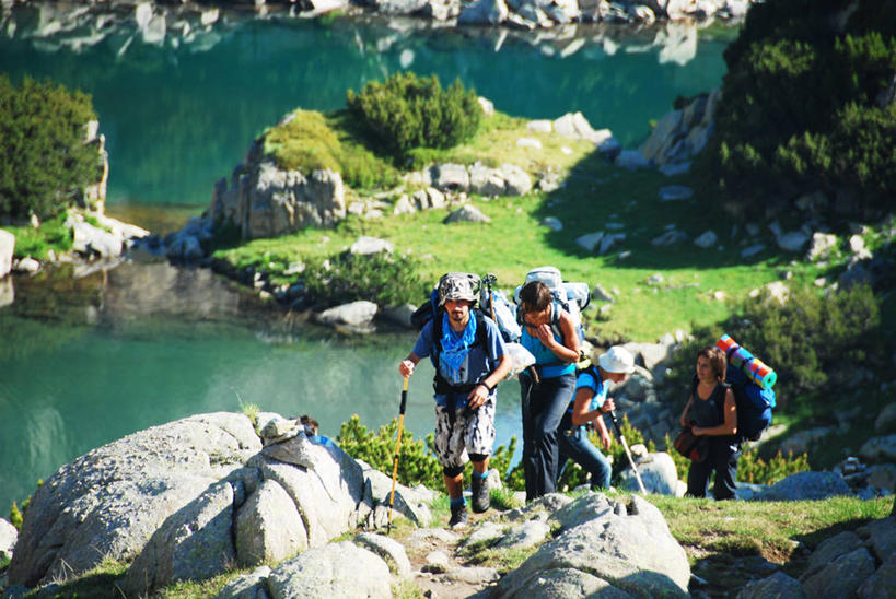 西方人,成年人,中年人,老年人,四个人,横图,室外,白天,旅游,度假,探险,湖,帽子,欧洲,保加利亚,欧洲人,休闲装,娱乐,自然,享受,休闲,放松,摄影,背包客,登山杖,冒险,老年女性,年轻男性,年轻女性,白种人,年轻人,岩石,彩图