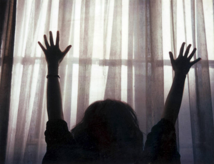 一个人,举,横图,室内,白天,神秘,窗帘,法国,祈祷,托,摄影,灵性,女性,举起,举手,举着,向上举,向上伸,向上托,彩图