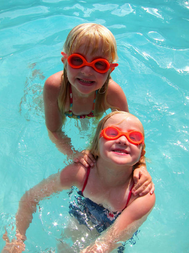 西方人,儿童,头发,一个人,两个人,姐妹,游泳池,笑,微笑,露齿笑,竖图,俯视,室外,白天,度假,幸福,纯洁,日光,法国,欧洲,欧洲人,仅一个女性,仅一个人,眼镜,泳镜,小孩,游泳眼镜,仅一个小孩,金色,可爱,童年,童趣,搭,摄影,搭着,肖像,童真,烂漫,无邪,天真,女孩,女人,女性,白种人,孩子,休闲活动,彩图,高角度拍摄,泳衣,阿尔卡雄,女生