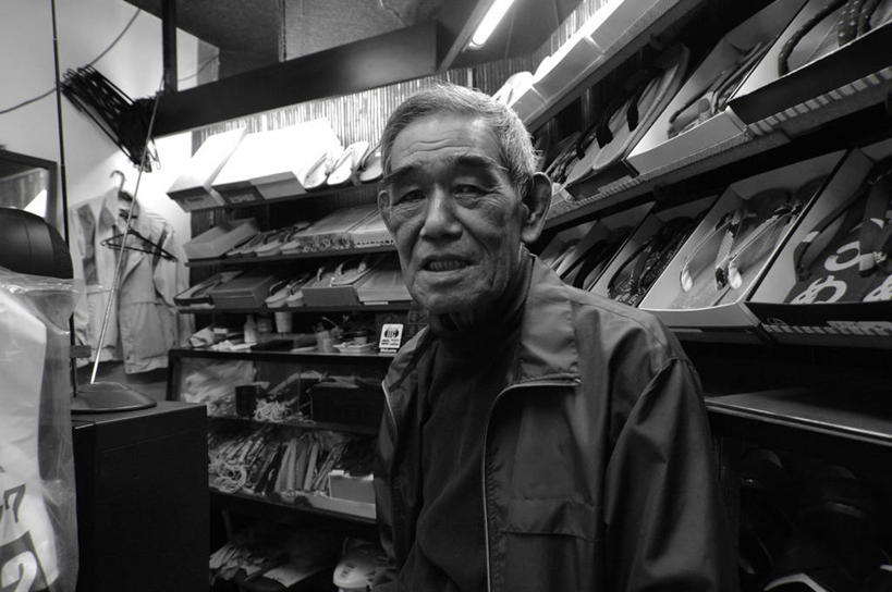 成年人,老年人,一个人,横图,黑白,室内,白天,日本,仅一个男性,仅一个人,一排,丰富,日本文化,整齐,休闲装,排列,仅一个老年男性,摄影,问讯处,木底鞋,队列,肖像,手艺,工匠,茄克,美术工艺,老年男性,男人,男性,传统文化