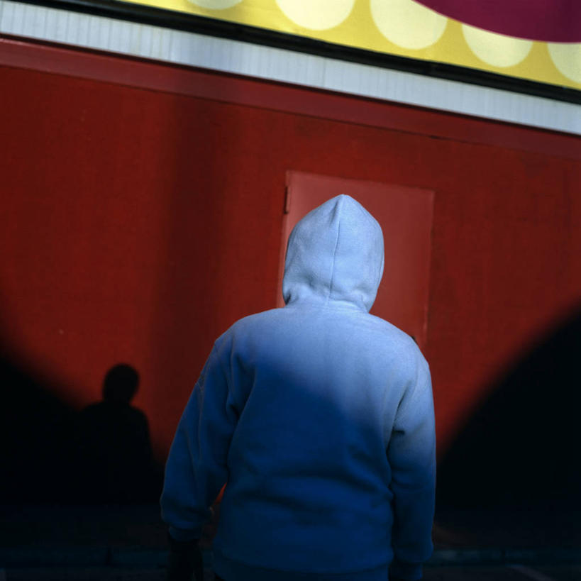 一个人,站,方图,室内,寂寞,西班牙,阴影,服装,墙,首都,休闲装,背面,衣服,蓝色,看,休闲,休闲服,连帽衫,摄影,服饰,帽衫,半身,彩图,独处