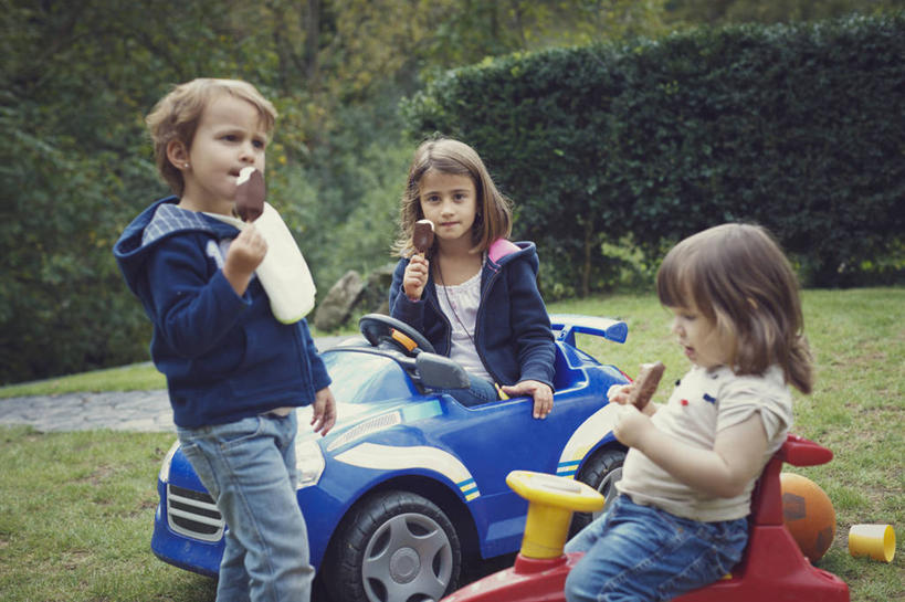 西方人,儿童,三个人,吃,横图,室外,白天,纯洁,汽车,赛车,西班牙,欧洲,欧洲人,庭院,车,小孩,交通工具,冰淇淋,可爱,童年,童趣,摄影,载具,童真,卡丁车,烂漫,无邪,赫罗纳省,微型汽车,微型赛车,天真,玩具车,男孩,女孩,白种人,孩子,彩图