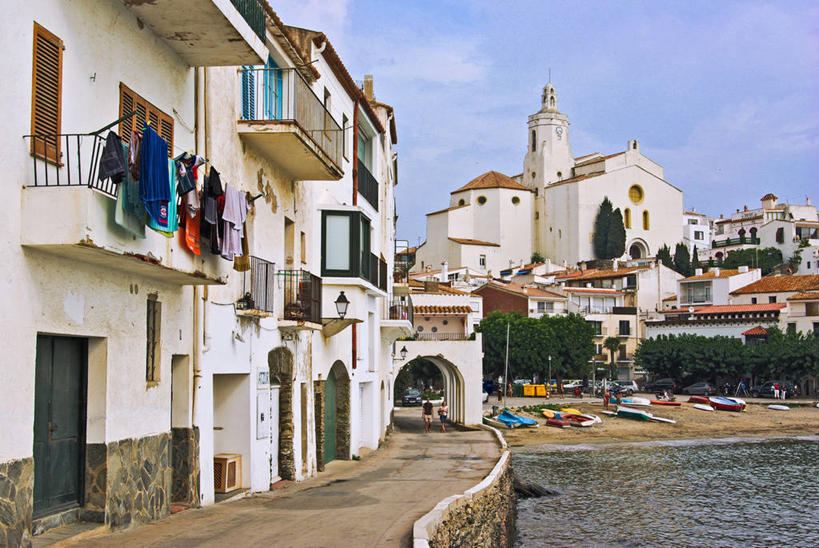 横图,室外,白天,阳台,道路,建筑,路,船,西班牙,欧洲,停靠,云,小路,交通,天空,晾衣服,运输,摄影,南欧,停泊,加泰罗尼亚,西班牙王国,赫罗纳,赫罗纳省,卡达凯斯,彩图