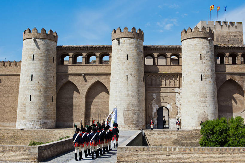 成年人,宫殿,横图,室外,白天,安全,建筑,旗帜,西班牙,欧洲,一排,整齐,云,许多人,历史,城墙,树,排列,天空,一群人,摄影,保护,队列,南欧,仪仗队,西班牙王国,阿拉贡,阿拉贡自治区,萨拉戈萨,萨拉戈萨省,步行,彩图,传统服装