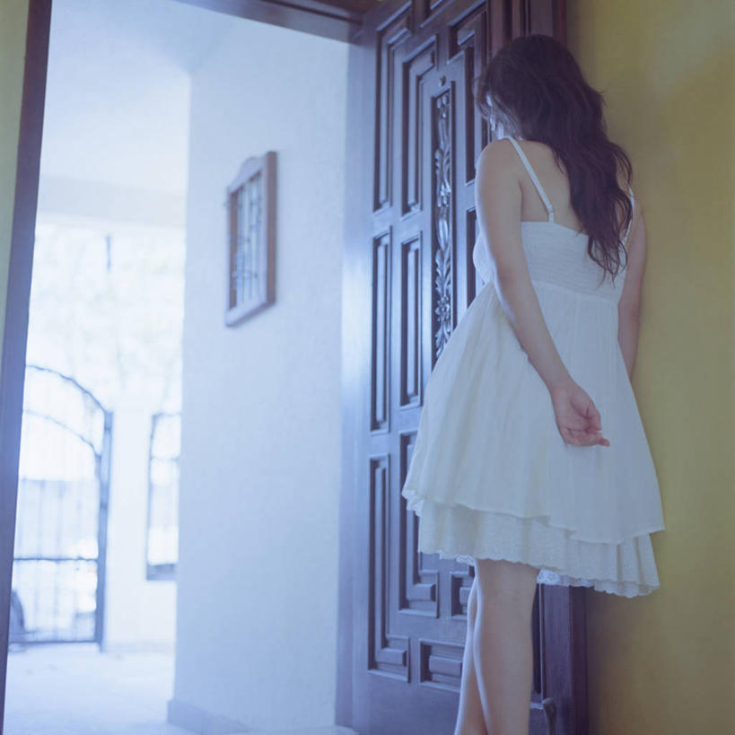 成年人,一个人,站,方图,室内,白天,门,美国,仅一个年轻女性,仅一个女性,仅一个人,背面,靠,靠着,个性,摄影,等,背手,年轻女性,女人,女性,年轻人,彩图